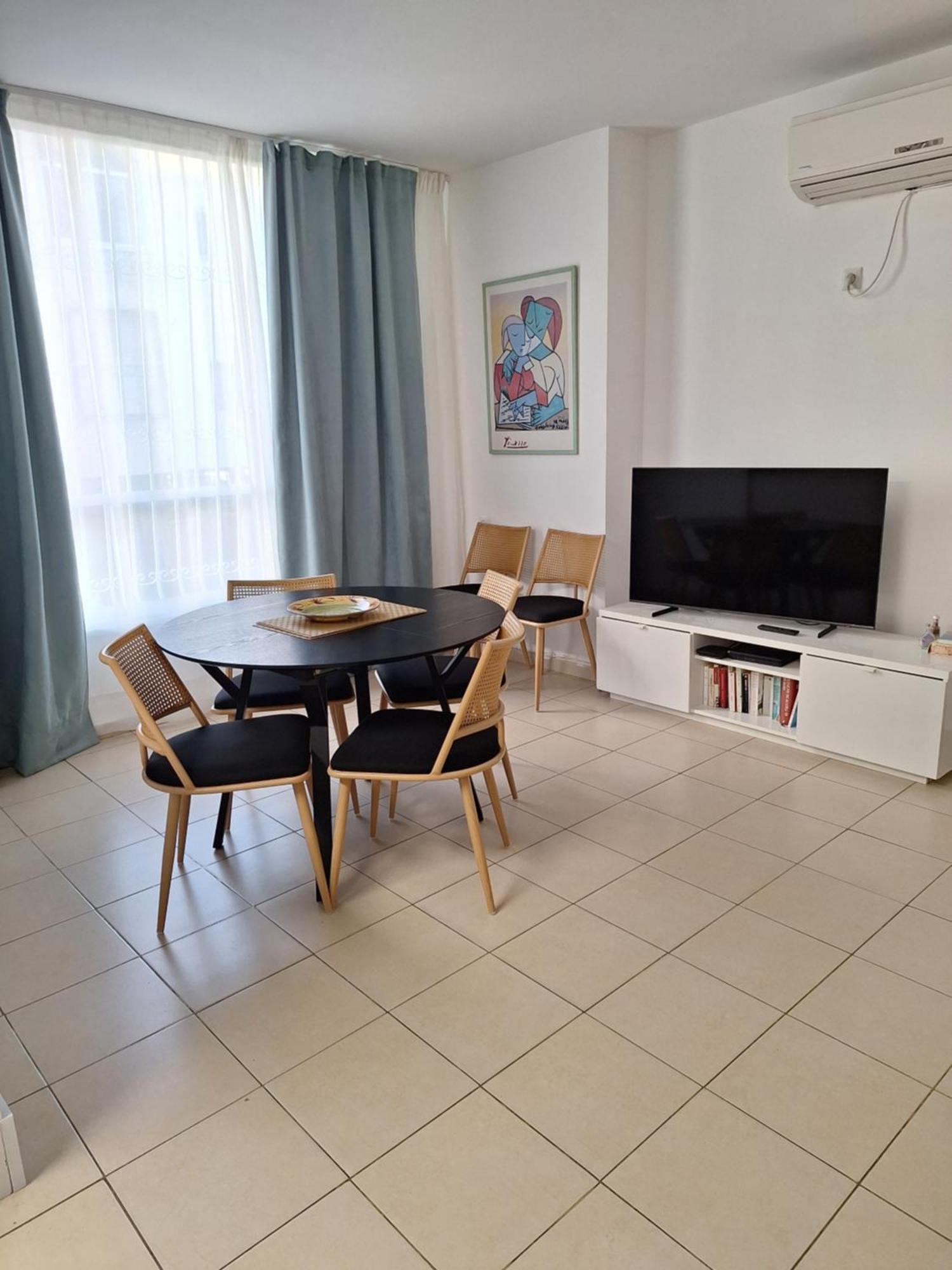 Amazing Apartment For 3 Guests Steps From The Beach Netanja Exterior foto