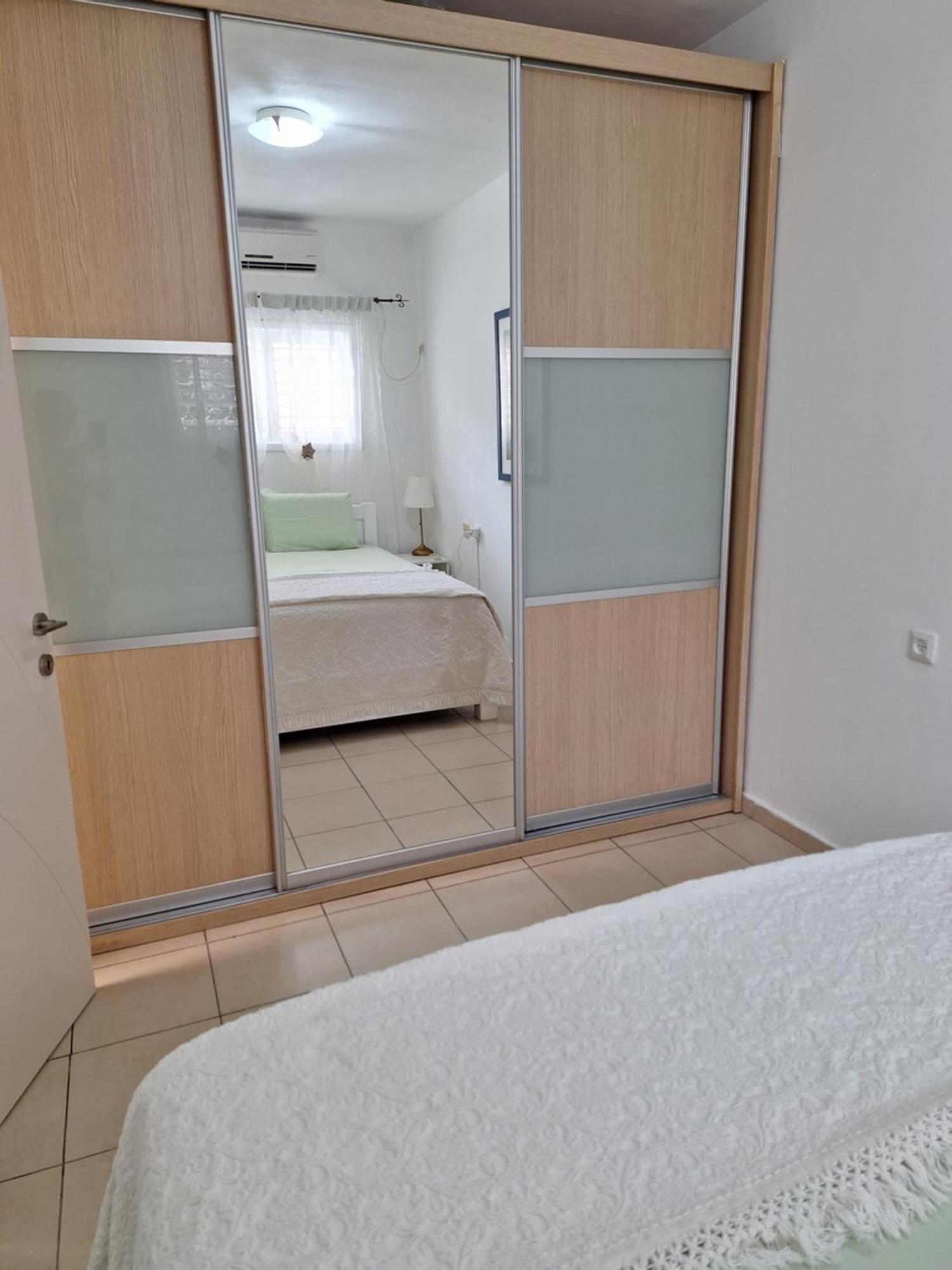 Amazing Apartment For 3 Guests Steps From The Beach Netanja Exterior foto