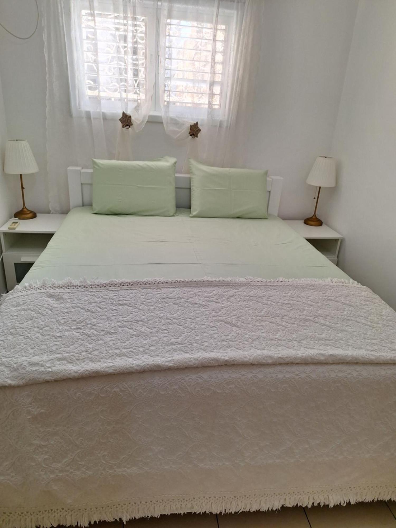 Amazing Apartment For 3 Guests Steps From The Beach Netanja Exterior foto